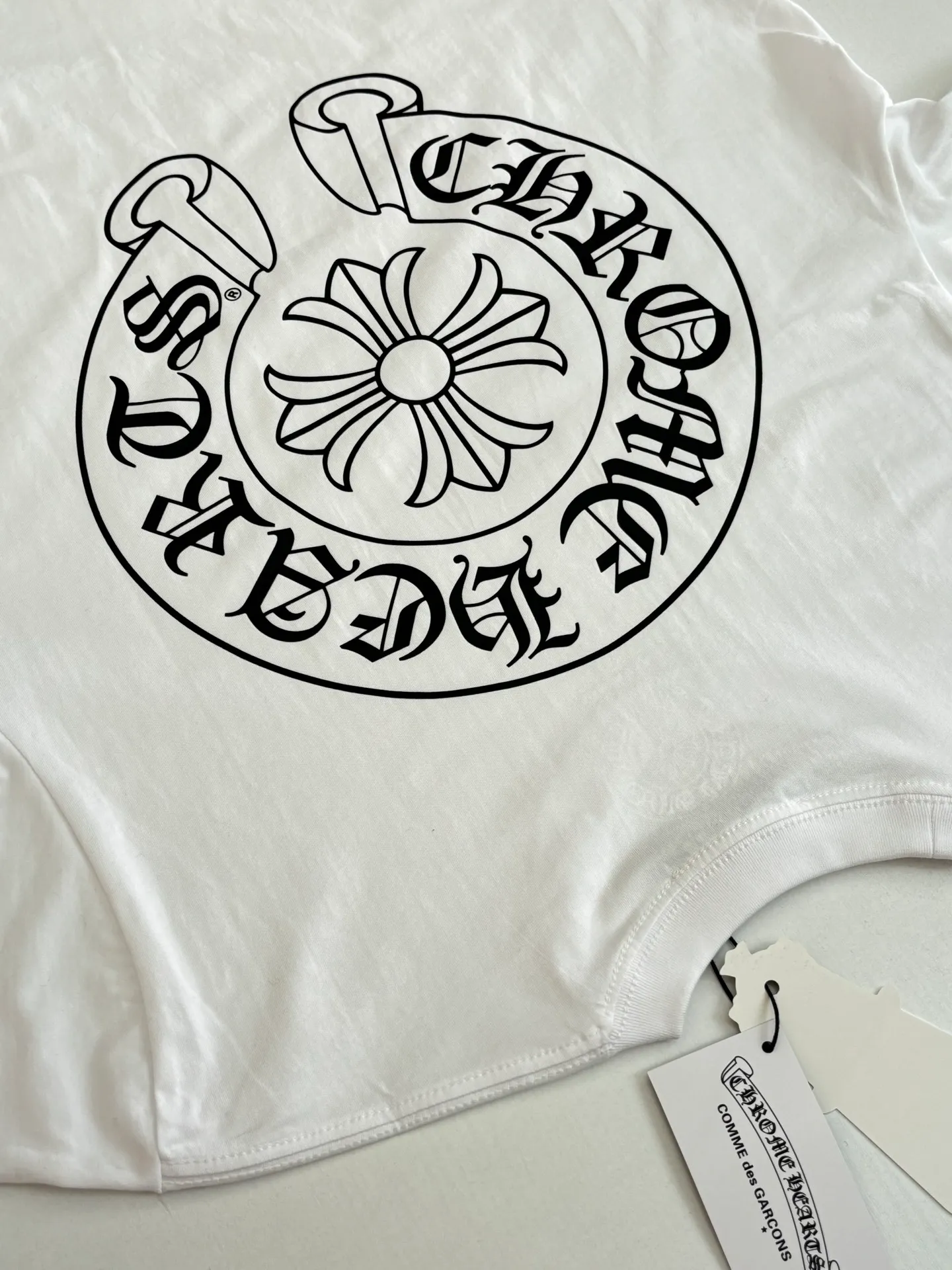 P226 Chrome Heart*/Chrome Heart Horseshoe print pocket printed short-sleeved T-shirt Made of the same heavy-weight pure cotton material as the original, high-count yarn is light, thin and breathable. Imported ink three-dimensional printing, skin-friendly and breathable. And through anti-shrinkage treatment, it will not be easily deformed after long-term wear. The imported ink has passed Oeko-Tex Standard 100 environmental protection certification. The color fastness reaches level 4-5, and there is no obvious fading after 50 times of washing. Strictly proofread the color management system of digital printing. Custom woven and dyed, no color difference from the original version Size: S/M/L